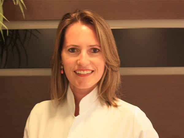 Miriam Pereira, psicóloga clínica, em seu consultório com luz natural